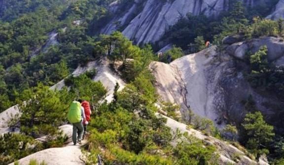 登山|中国最奇特的山，山顶风光酷似沙漠，景色绝美却无人敢开发！