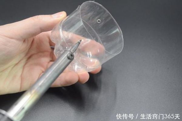 绳子|塑料瓶上穿一根绳子，放在卫生间有意想不到的妙用，早知早受益