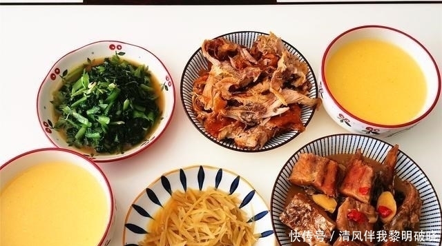 晒晒夫妻俩午餐,周末一起动手做4菜1汤,网友:家常味道真香