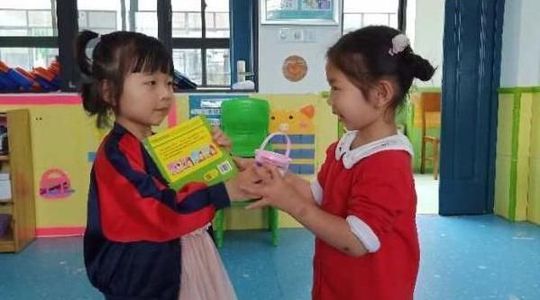 孩子们|幼儿园圣诞互换礼物,儿子用千元文具换回廉价纸人,宝妈:亏死