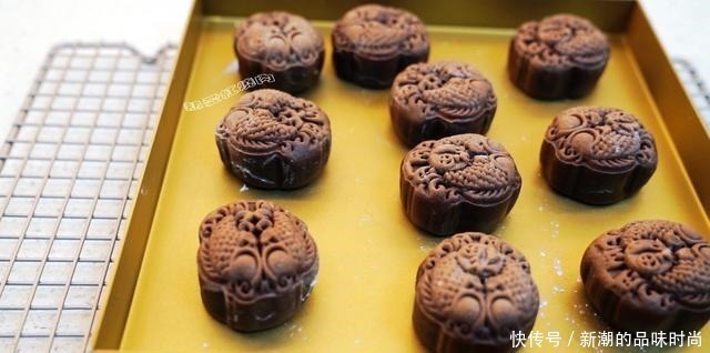 喜欢巧克力和椰蓉的试试这月饼,太香了!其它月饼一比都是浮云了