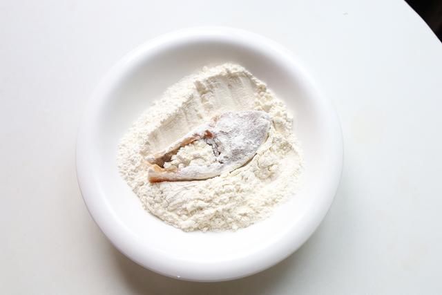 辣椒粉|干煸鱼块，做法简单，吃完还想吃，学会了轻松做给家人吃