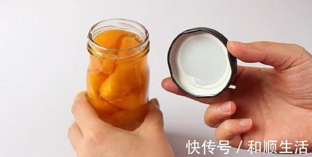 才发现罐头上有个“小机关”,轻轻碰一下,轻松打开,看完跟着学