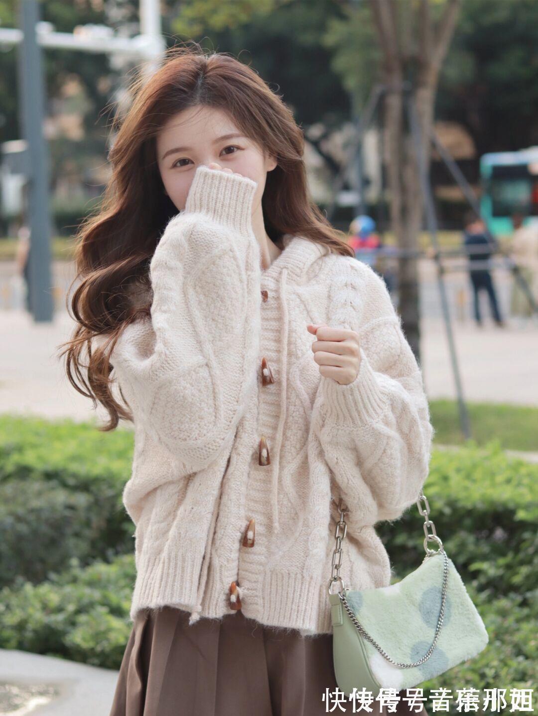 冬季 紧身裤过时了,这个冬季流行“毛衣+半身裙”,轻松穿出不俗气质