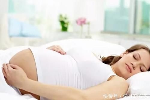 睡姿|孕妈平躺睡觉时，胎宝宝是啥感受？怀孕时期不同，孕妈睡姿讲究大