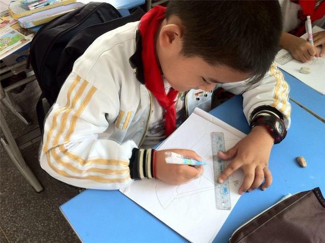 睡姿|老师让小学生“画妈妈”,孩子的作品画风跑偏,妈妈看见想打人