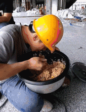 |搞笑GIF从来没有见过如此较真的一个大哥，非要弄得一样宽吗？