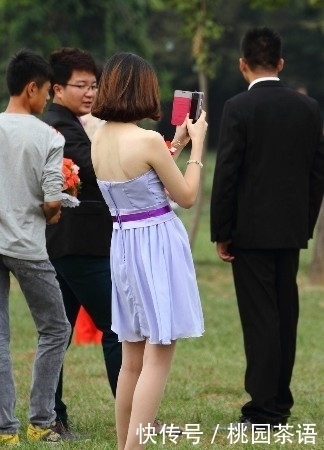 街拍:伴娘们穿上粉色露肩短裙,搭配肉色丝袜高跟鞋,简约又美丽