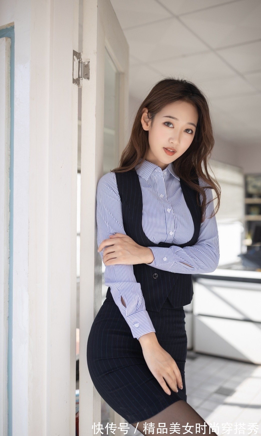 包臀裙 蓝色的条纹衬衫外搭西装的马甲套装裙,精致有型,女人味十足