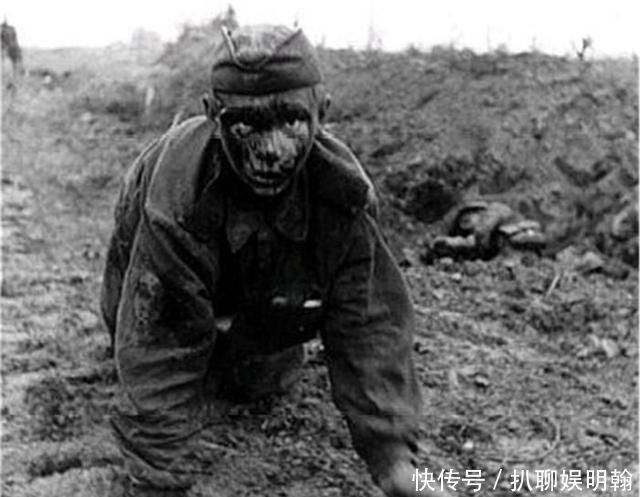 美军|二战老照片:德军从美军尸体上扒靴子,炮火下小红军成唯一幸存者