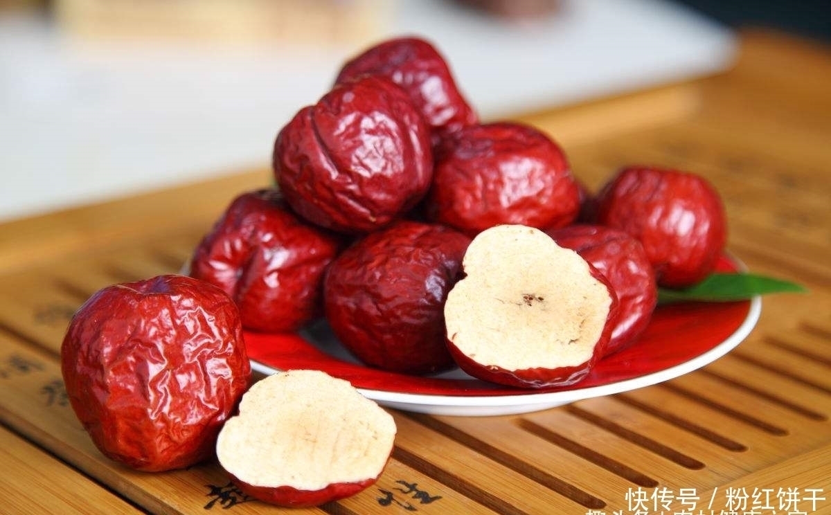 红枣加它一起泡,肝干净了,眼明亮了,女性不想满脸色斑,试试