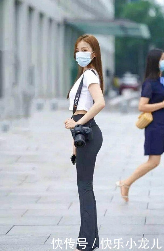 气场强大的小姐姐,裤子真的好贴身,这样走路方便吗?