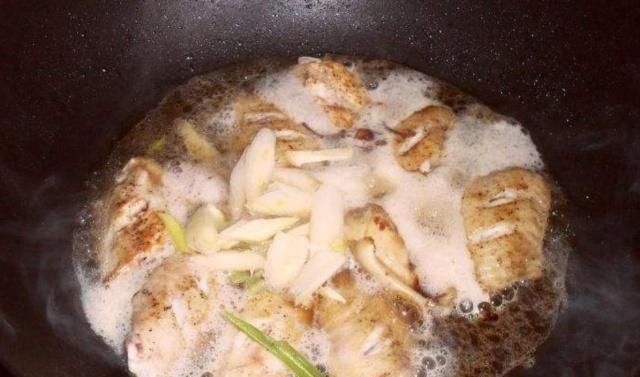 鸡翅这样做，比可乐鸡翅还好吃，色泽红亮，肉质细嫩，吃完还想吃