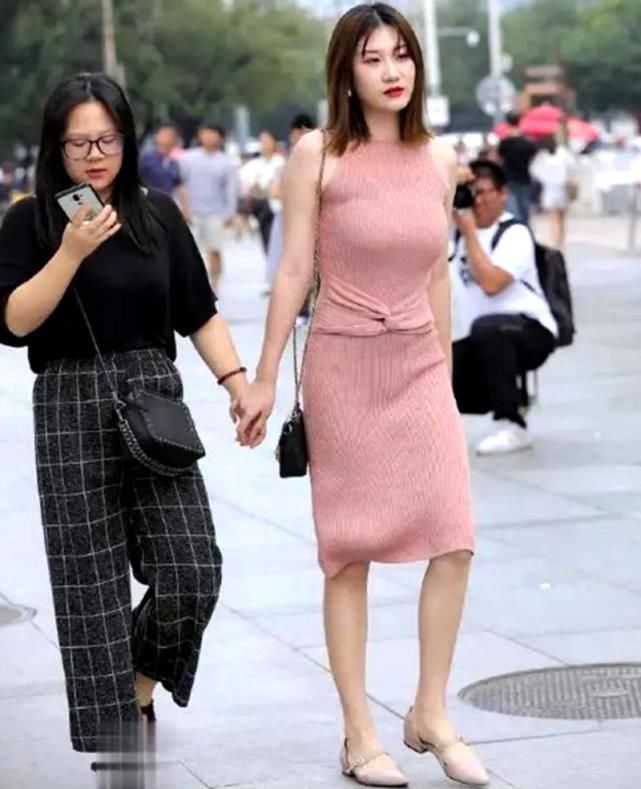 身穿|美女姐姐身穿粉色连衣裙,腰间的设计真是太有“心机”了