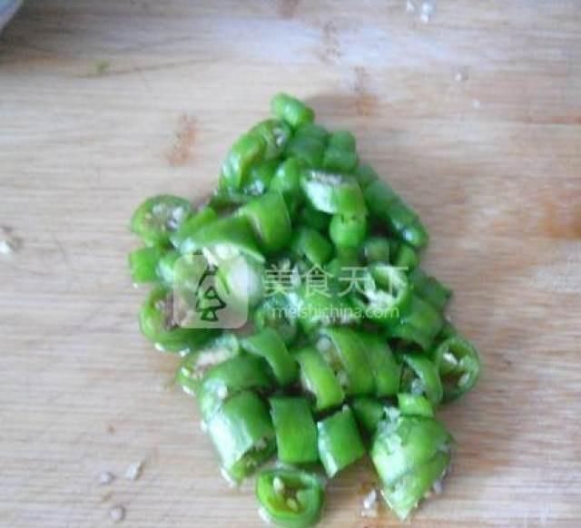 因为原料采用朝天椒，这种朝天椒有淡淡的辛辣味道，但香味很浓