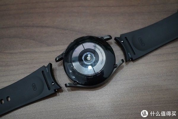 无线充电|跑步装备周边 篇六十三：配置大升级，系统还焕新，三星Galaxy Watch4 Classic给你更多惊喜