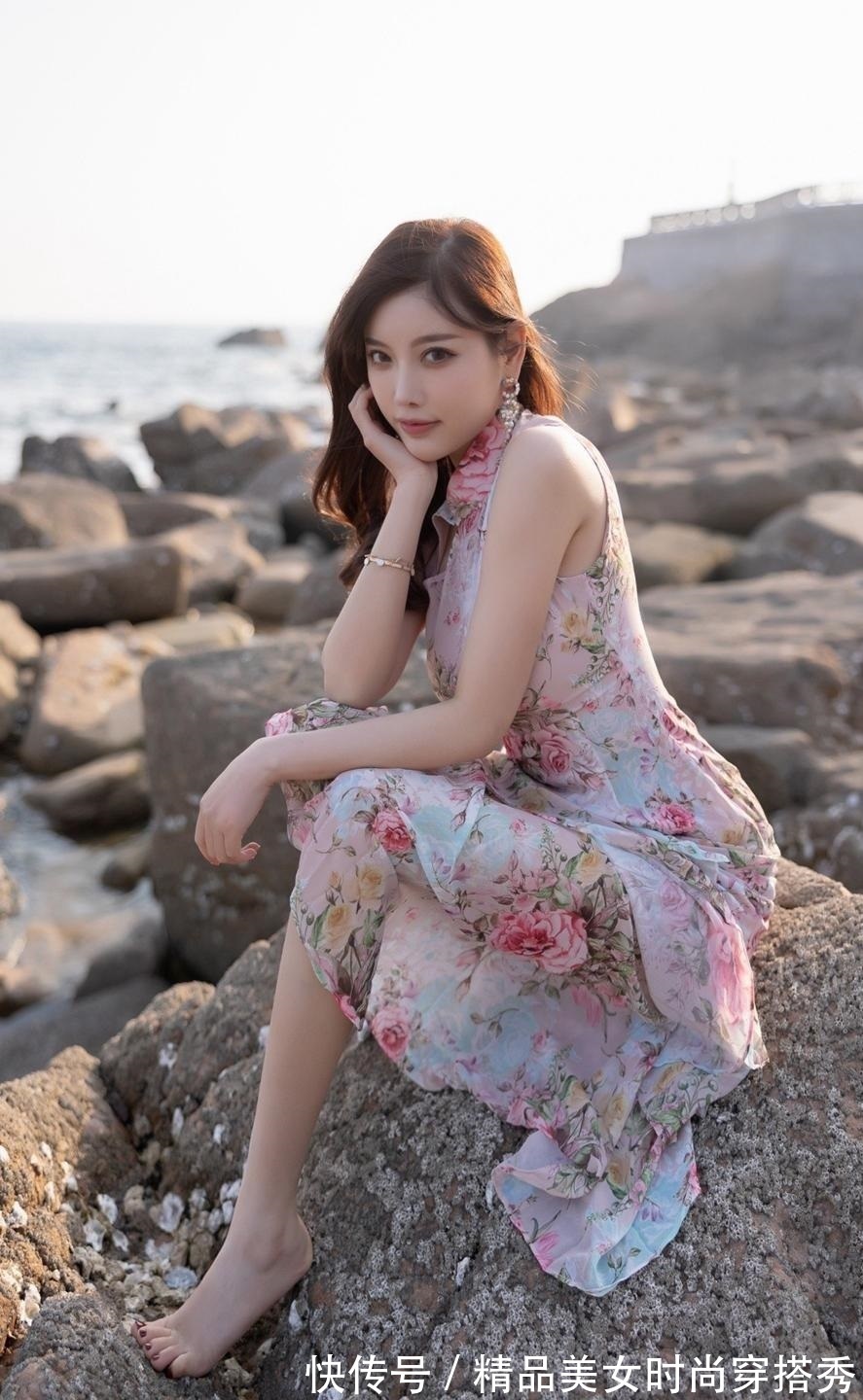 印花 改良版的旗袍连衣裙,用吸睛的印花点缀裙身,优雅范十足