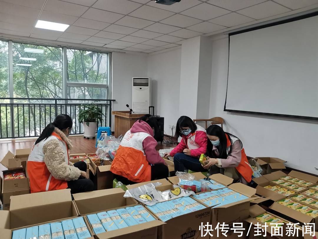 成都理工大学|爱心接力10小时：成都首批个性化暖心公益物资捐赠进入成都理工大学