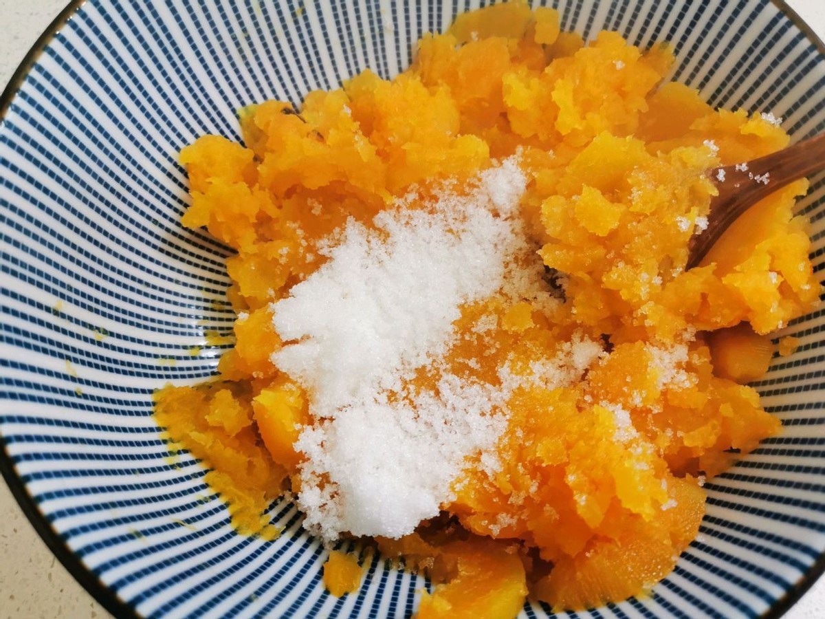 2根红薯，一碗糯米粉，做出好吃的红薯糯米饼，孩子很喜欢吃