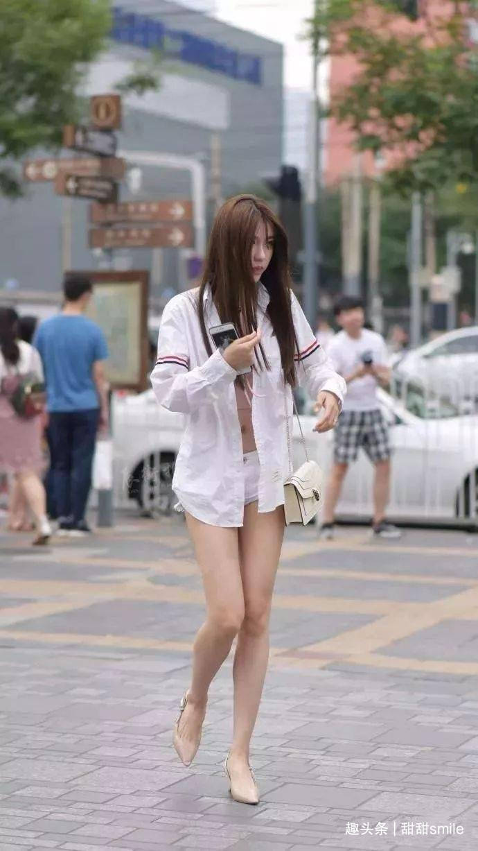 美女脚上穿着一双露脚趾绿色尖头高跟鞋,有一种清新又淡雅的气质