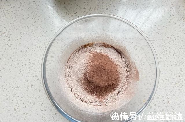 开裂|自制香浓的可可蛋糕卷,做法简单又方便,怎么卷都不开裂