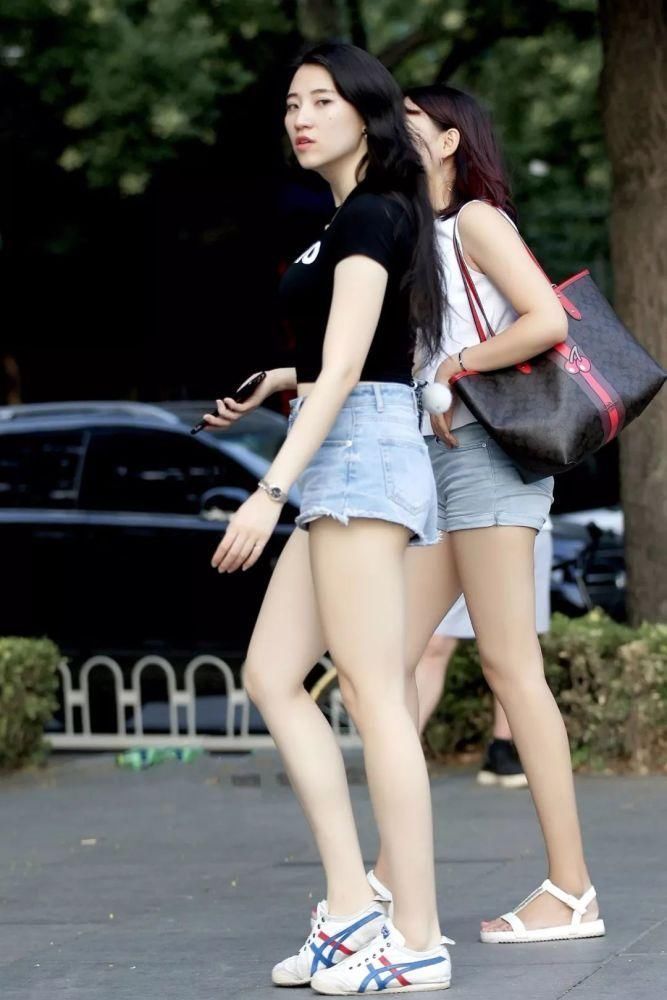 街拍美女白皙女神现身街头,转头看向镜头的那个眼神,太酷了