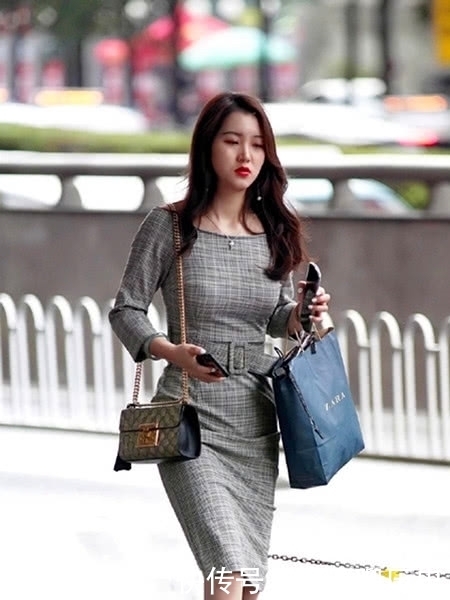 美丽|街拍,爱逛街的美女,用最简单的清爽搭配彰显自己的美丽与个性