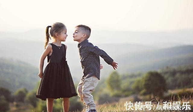 上有老下有小|奶奶带孙子吃酒席,结束后成全村笑料,隔代育儿的这些痛谁知道