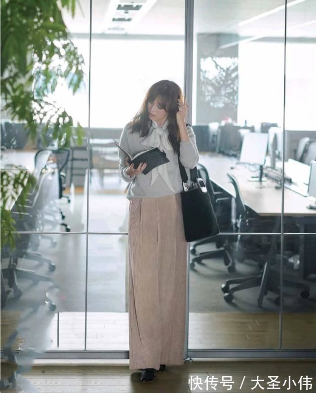 t恤 美女街拍:小姐姐白衬衫配上高腰阔腿裤,极具妩媚气息