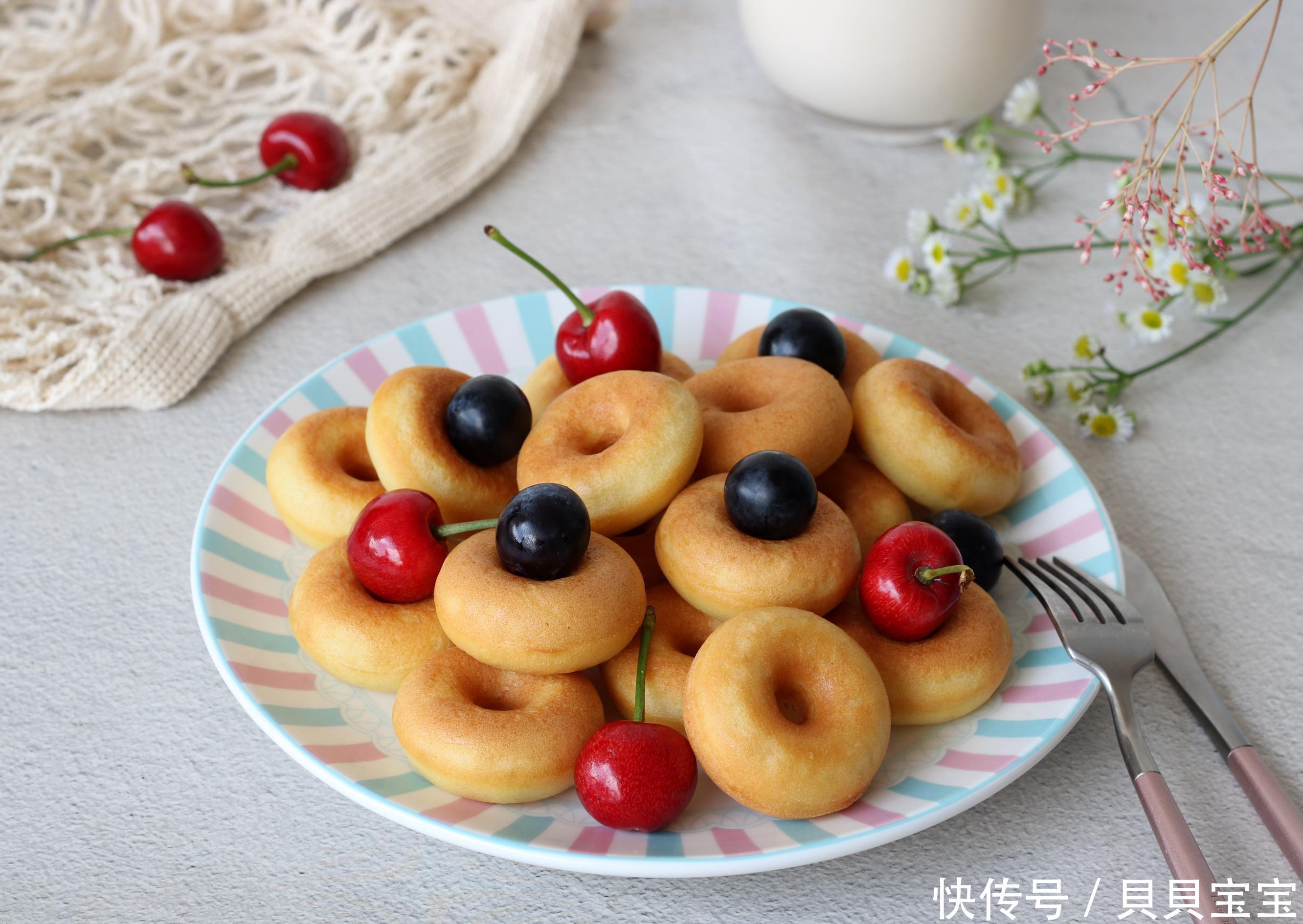 龙宝|孩子迷上这蛋糕，不加牛奶不加水，无需打发免烤箱，蓬松又香软