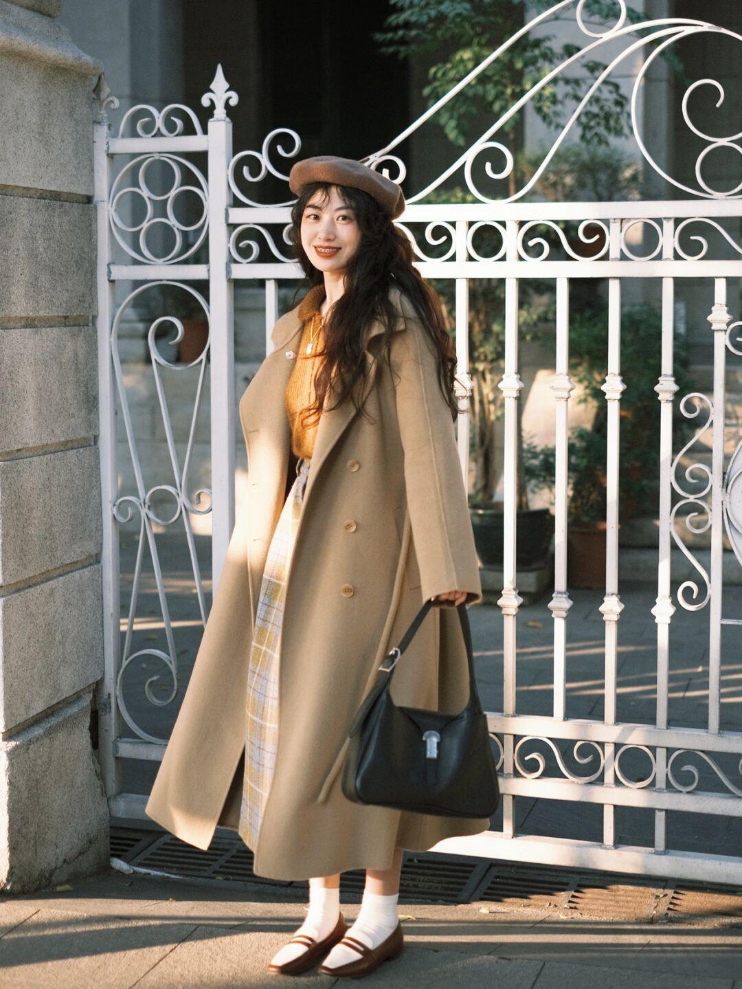 大衣|小个子女生冬季搭配指南|高腰短款羽绒服+宽松直筒牛仔裤,百搭又时尚!