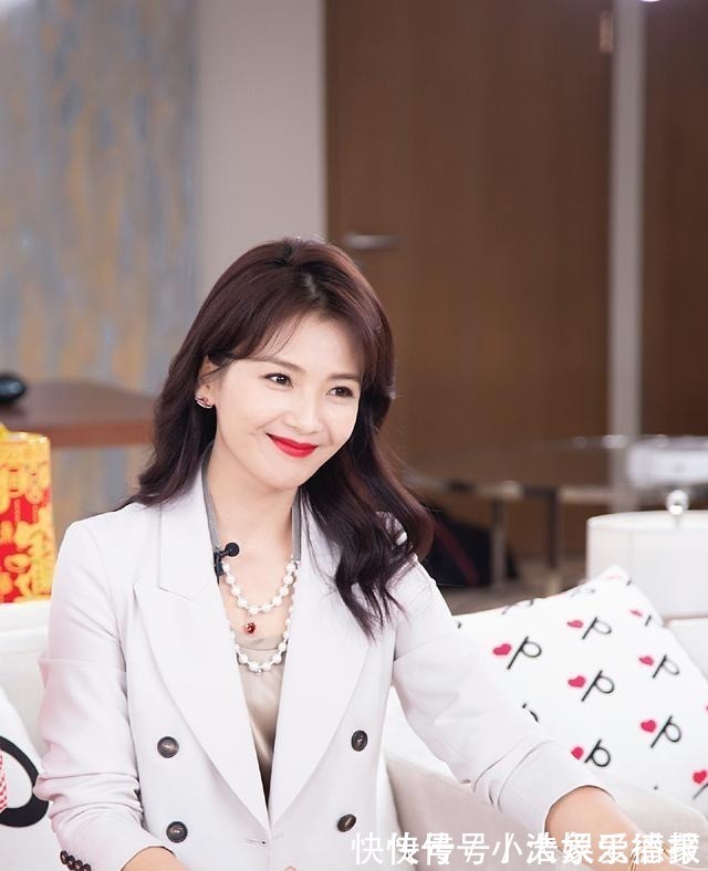 时尚|45岁女人显年轻的发型有哪些中长直发或卷发都很好,时尚又优雅