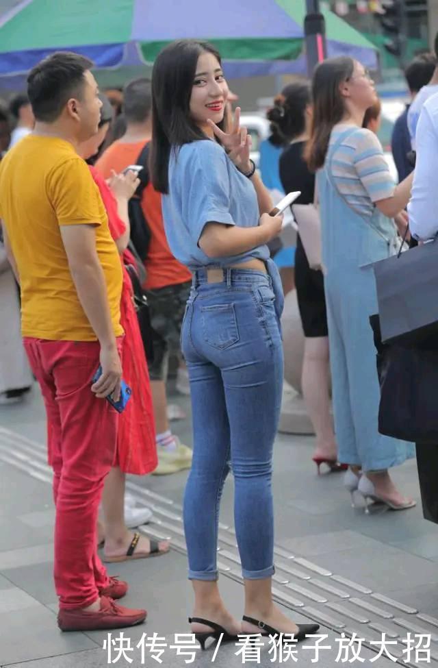 专题街拍牛仔裤是每个潮流女人必备的时尚单品