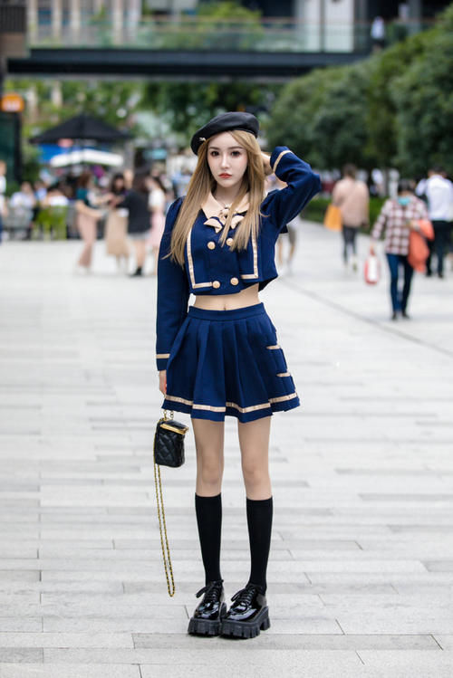 初春不一定要依赖彩色裙，黑色裙子选得好，打扮沉稳又年轻