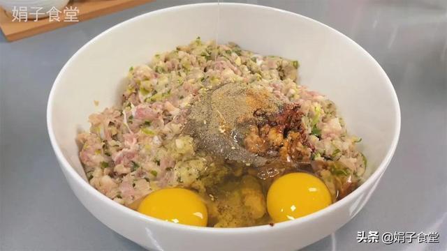 猪肉饺子好吃有窍门,调馅多加这一步,比饺子馆的好吃,又鲜又香
