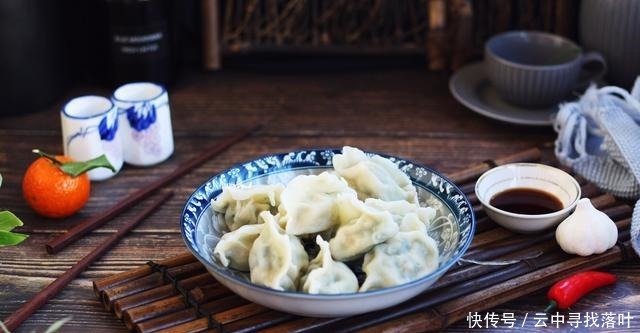 年夜饭饺子还是韭菜鸡蛋馅，多加1黑1红，味道好，香味浓