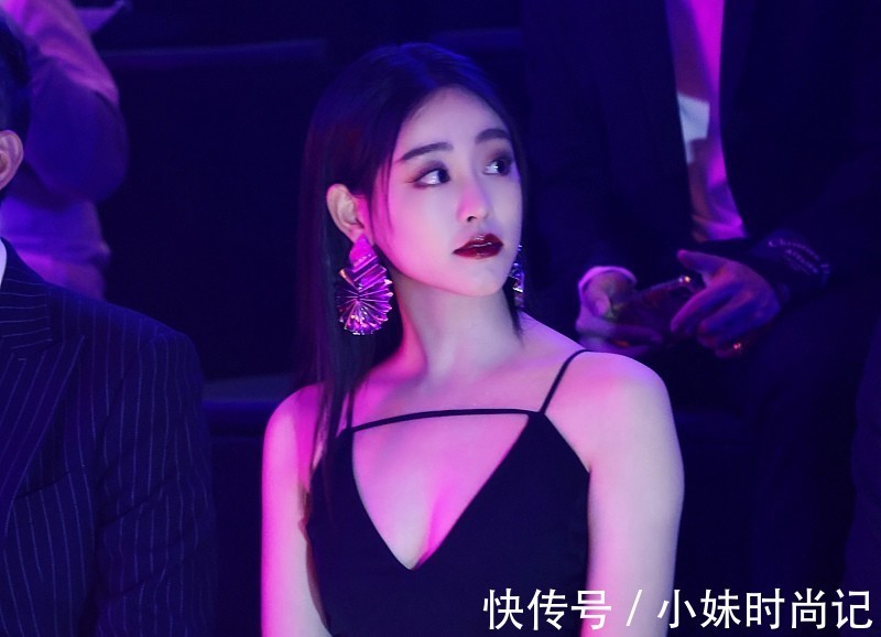 身材 祝绪丹生图丝毫不影响颜值,但身穿吊带裙“身材平平”,缺少亮点