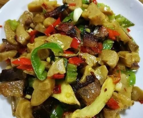 美食精选：香辣藕丝，萝卜干炒腊肉，酸辣鱿鱼花，青椒素炒杏鲍菇做法