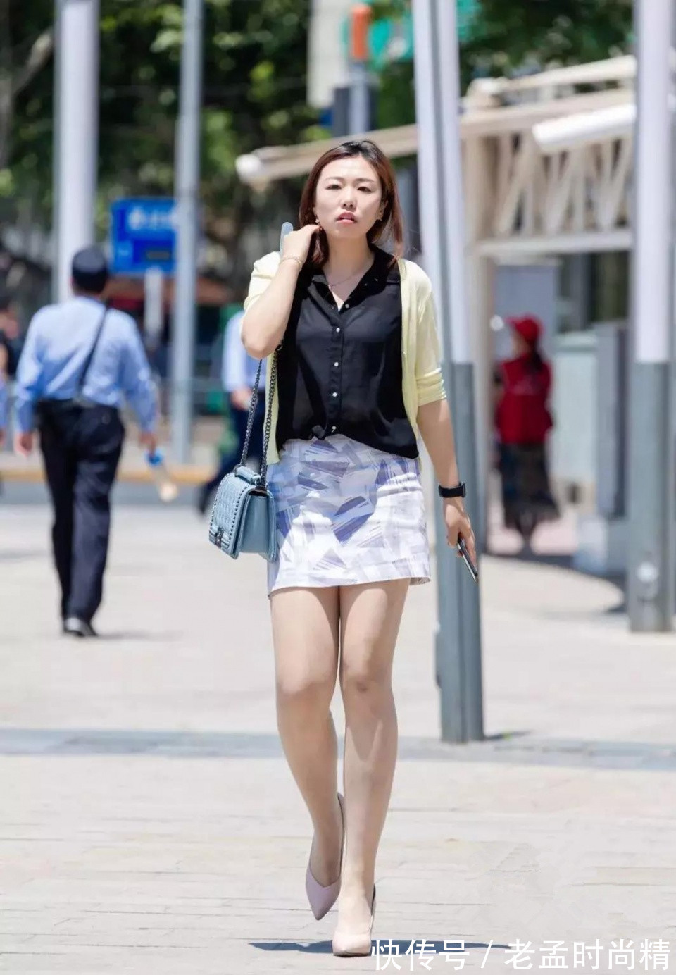 性感|街拍: 简约的装扮但穿出不一样的美, 性感妩媚迷人的成熟美少妇!