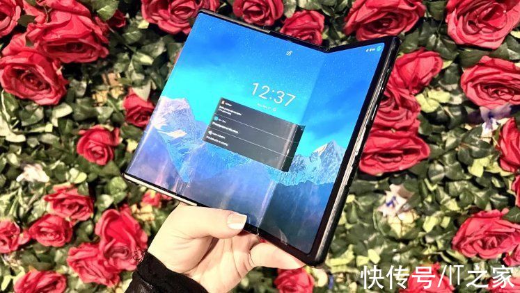 TCL|TCL 推出两款概念手机：折叠屏 + 卷轴屏合二为一
