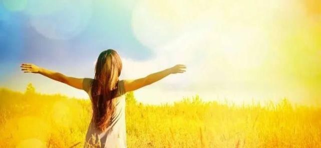 做自己生命中的太阳，不做月亮！