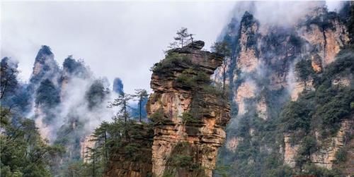 张家界水绕四门景区云雾缭绕，仙