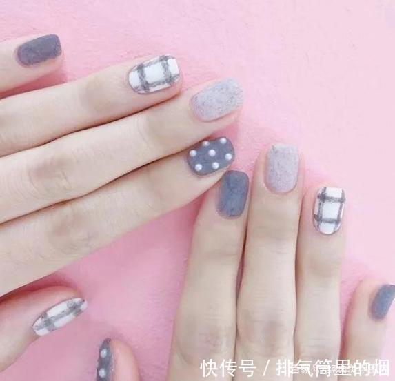 高级感十足的烟灰色和奶灰色美甲图片,时尚显白,拒绝平庸