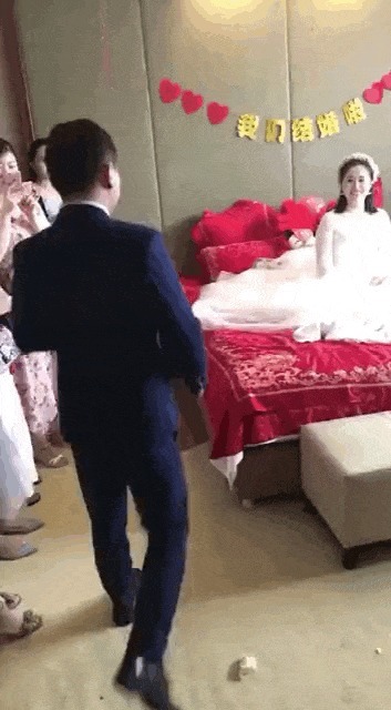 |搞笑GIF趣图: 兄弟受伤了,真不知道该如何劝他