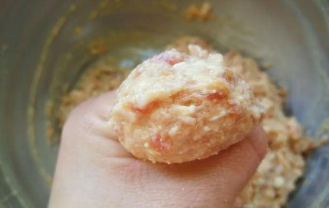 炸肉丸只会放面粉鸡蛋，难怪口感差！牢记4不放，肉丸凉了也酥脆