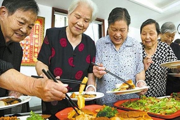 中老年人|吃得少活得久，是真的吗？饭量大和饭量小的人比，谁更容易长寿？