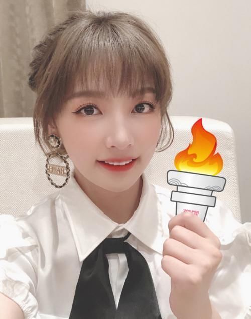 郑乃馨|硬糖少女集体出动传递火炬,其他成员都用手传,唯独刘些宁与众不同