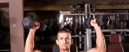 肌肉|谁说背部肌肉线条不容易雕刻？一对哑铃练出你的背部线条