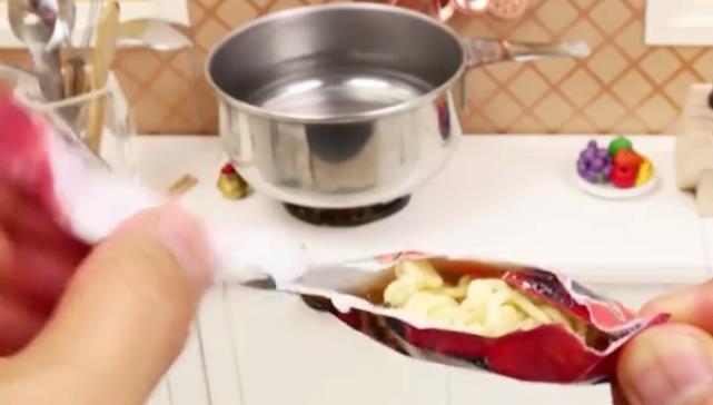 外国|外国的“迷你”的泡面,只有指甲盖大小,吃两百包未必能饱