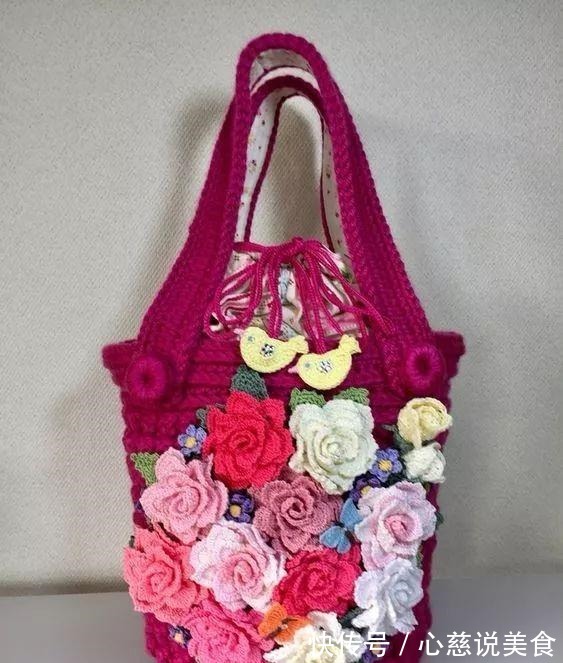 包包$55款超美的钩花包包,只要会钩不同的花,拼缝在一起,就能做出